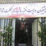 درب ورودی و سردر مدرسه با تابلوی نام دائمی و درب دو طرفه