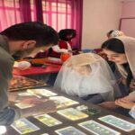 گروهی از دانش‌آموزان و اساتید در حال انجام فعالیت آموزشی تعاملی در کلاس درس با استفاده از تصاویر و مواد یادگیری