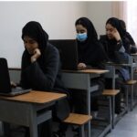 دانش‌آموزان دختر ایرانی در حال کار گروهی بر روی لپ‌تاپ و پروژه‌ی دیجیتال در کلاس درس