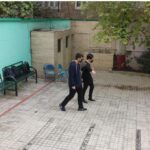 دانش‌آموزانی در حال شرکت در فعالیتی گروهی در حیاط مدرسه