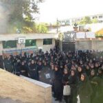 تصویر گروهی دانش‌آموزان و کادر اداری مدرسه در حیاط بیرونی