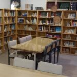 کتابخانه‌ی مدرسه فرزانگان منطقه ۷ با قفسه‌های کتاب و میز مطالعه