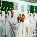 دانش‌آموزان دختر در حال نماز در نمازخانه مدرسه فاطمیه
