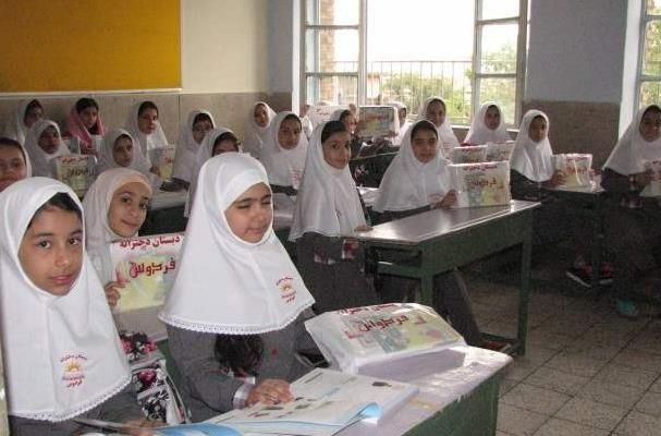 دانش‌آموزان دختر در کلاس درس در حال انجام فعالیت مطالعه و خواندن مطبوعات و مواد آموزشی