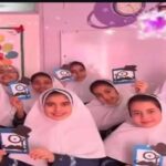 دانش‌آموزان دختر در کلاس درسی صورتی رنگ درحالی که دستگاه‌های لپاپ و تبلت در دست دارند و در یک فعالیت تکنولوژی شرکت می‌کنند