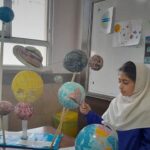 دانش‌آموزی در حال کار روی مدل سه‌بعدی منظومه شمسی به‌صورت تعاملی در کلاس درس