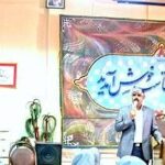 سخنرانی یا کارگاه آموزشی با سخنگویی ایستاده در کلاس درس و حضور شرکت‌کنندگان
