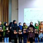 دانش‌آموزان و معلمین در یک مراسم رسمی با جوایز و مدال‌ها