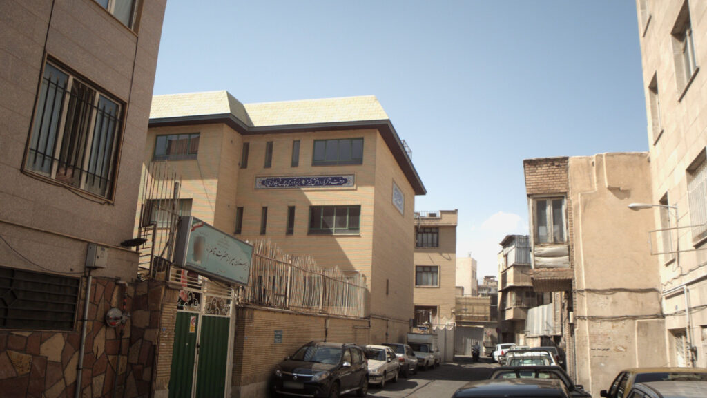 نمای بیرونی و تابلوی ورودی دبیرستان پسرانه حضرت قائم منطقه ۱۲ تهران