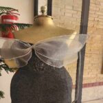 تزیینات دستی ساخته‌شده توسط دانش‌آموزان با ریسمان و پارچه نقره‌ای، نمایش‌شده در راهرو ساختمان
