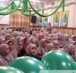 دانش‌آموزان دختر در حال نماز جماعت در نمازخانه مدرسه