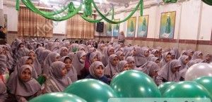 دانش‌آموزان دختر در حال نماز جماعت در نمازخانه مدرسه