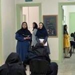 راهروی داخلی هنرستان هنرهای زیبای دختران تهران در زمان برگزاری امتحانات پایانی