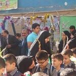 تجمع دانش‌آموزان و اساتید در یک رویداد و مراسم جشنواره مدرسه با تزیینات دیواری در پس‌زمینه