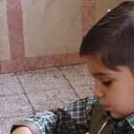 دانش‌آموزان در حال انجام یک فعالیت عملی/هنری داخل کلاس درس با تجهیزات و ابزار دستی