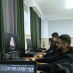 دانش‌آموزان در حال کار بر روی پروژه‌های طراحی گرافیکی و مدل‌سازی سه‌بعدی در اتاق کامپیوتری مدرسه