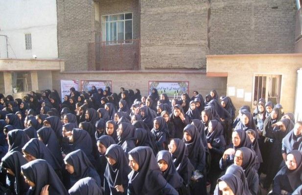 گردهمایی دانش‌آموزان دختر با حجاب اسلامی در فضای باز مدرسه برای یک مراسم یا رویداد