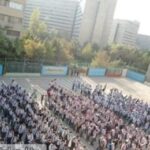جمع‌آوری دانش‌آموزان در حیاط مدرسه برای یک مراسم یا فعالیت گروهی