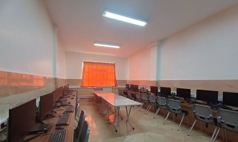 فضای کامپیوتر جوانههای علم و فرهنگ؛ تصویر ثبتشدهٔ مدرسه
