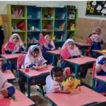 دانش‌آموزان در حال انجام فعالیت ساختی و هنری در کلاس درس، ساخت اشیاء رنگی با دست و مواد مختلف