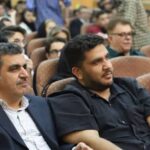جمع افراد نشسته در سالن برای شرکت در یک مراسم یا رویداد داخلی مدرسه