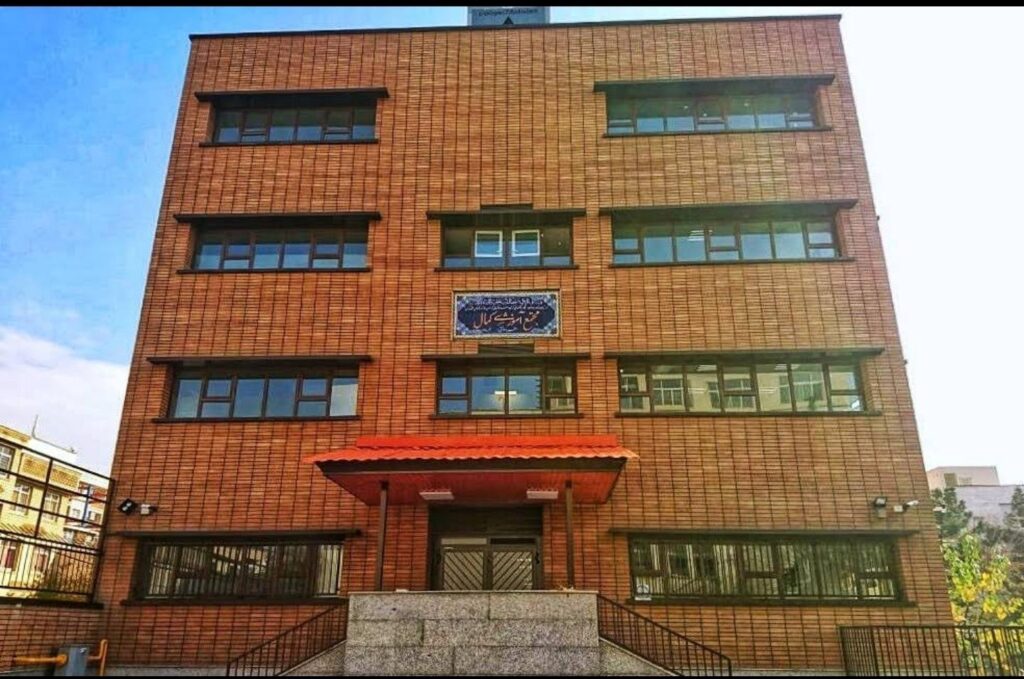 نمای بیرونی ساختمان مجتمع آموزشی کمال با تابلوی ورودی در نارمک