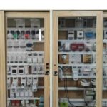 کابینت‌های نمایشی شامل تجهیزات الکترونیکی، سوکت‌های برقی، کنترل‌کننده‌های صنعتی و وسایل کنترل تاسیسات برای آموزش فناوری و مهندسی