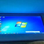 صفحه‌نمایش مانیتور کامپیوتری در سایت کامپیوتر مدرسه که سیستم عامل Windows 7 را نمایش می‌دهد