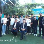حیاط سرسبز مدرسه کیوان با فضای نشیمن دانش‌آموزان، خیابان شریعتی تهران