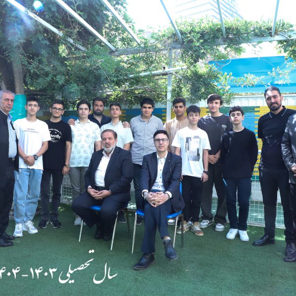 حیاط سرسبز مدرسه کیوان با فضای نشیمن دانش‌آموزان، خیابان شریعتی تهران