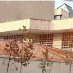 نمای بیرونی ساختمان مدرسه خواجه ناصرالدین طوسی با درب ورودی و معماری حیاط داخلی
