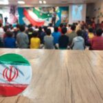 تجمع دانش‌آموزان در مراسمی ملی با نمایش پرچم ایران و شرکت‌کنندگان فراوان