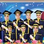 تصویر گروهی دانش‌آموزان و معلم در مراسم فارغ‌التحصیلی، دانش‌آموزان با لباس تشریفات سیاه و تاج دانشجویی زرد‌رنگ و گواهینامه در دست