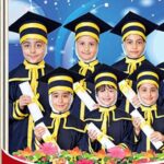 گروهی از دانش‌آموزان دبستانی با پوشش‌های تحصیلی مشکی و زرد، در حال نمایش مدرک‌های فارغ‌التحصیلی در جشن پایان سال