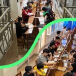 گروهی از دانش‌آموزان نشسته بر روی صندلی‌های قهوه‌ای در کلاس درسی در حال انجام امتحان و تکالیف درسی