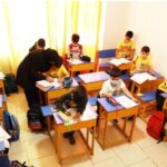 دانش‌آموزان ایرانی در حال یادگیری در کلاس درسی با حضور معلم