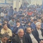 دانش‌آموزان و معلمان در حال حضور در نمایشگاه پروژه‌های دانش‌آموزی داخل سالن مدرسه