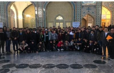 دانش‌آموزان مدرسه در نمازخانه با معماری اسلامی برای عکس یادگاری گروهی جمع شده‌اند