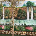 نقاشی دیواری طبیعی بر روی دیوار خارجی ساختمان مدرسه، تصویرسازی آبشار و جنگل سرسبز