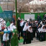 گردهمایی دانش‌آموزان در حیاط مدرسه برای برگزاری مراسم یا رویداد آموزشی جمعی