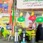 دانش‌آموزان در حال شرکت در جشنواره‌ی دانش‌آموزی مدرسه با پروژه‌های علمی و تزیینات رنگین