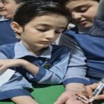 دانش‌آموزان در حال انجام یک فعالیت عملی و تعاونی در کلاس درس