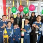 دانش‌آموزان با فرم مدرسه و معلمین در مراسم مدرسه با تزیینات رنگی و پرچم‌های ملی