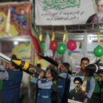دانش‌آموزان در حال انجام پروژه تجریبی و آزمایش‌های علمی با ابزار اپتیکی دستساز در کلاس