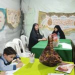 تجمع اساتید، دانش‌آموزان و شرکت‌کنندگان در مراسمی رسمی با میزهای سبز و تزیینات جشنواره