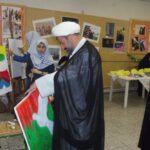 دانش‌آموزانی در حال نمایش و ارائه پروژه‌های هنری رنگی خود به یک بزرگسال در نمایشگاه یا مراسم مدرسه