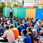 دانش‌آموزان مدرسه در حیاط در حال صرف‌نهار و خوردن غذا با یکدیگر