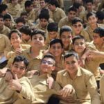 گروهی از دانش‌آموزان پسر در یونیفرم مدرسه، نشسته برای عکس یادگاری رسمی مدرسه