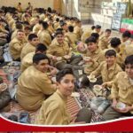 دانش‌آموزان یک مدرسه پسرانه در حال خوردن غذا و شرکت در فعالیت گروهی اجتماعی و فرهنگی