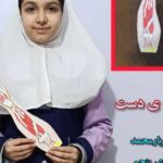 دانش‌آموز در حال نمایش مدل آناتومی رگ‌های خونی انسان، با نمودارهای اسکلت انسان در پس‌زمینه